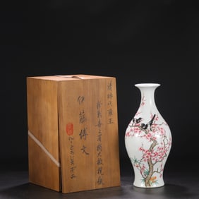 A piece of Qing Dynasty Yongzheng pastel is happy to be a large olive bottle at the tip of the
