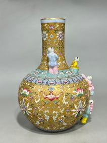 Qing Yongzheng pastel gold background entwined lotus pattern five-son Dengke Tianqiu vase