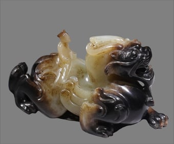 A white jade carving of the Qing Dynasty to bring auspicious beast ornaments