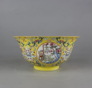 A flower bowl with a window in the Qing Qianlong yellow pastel