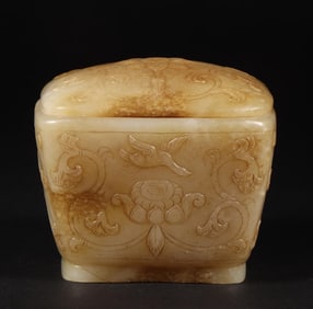 A Hetian jade box from the Qing Dynasty