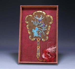 A piece of copper gilt dotted emerald is happy on the eyebrow tip fan