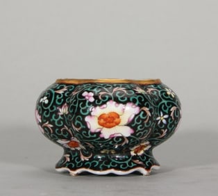 A green flower begonia-shaped water bowl in the Qing Qianlong ink ground