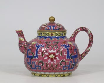 A carmine-red background entwined floral dragon pattern pot made in the Qianlong period of the Qing