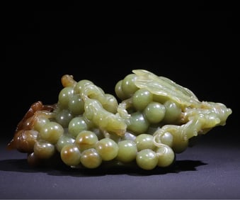 A topaz squirrel grape from the Qing Dynasty