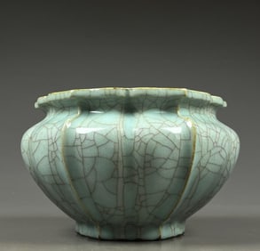 A Song official kiln powder celadon sunflower saliva bowl