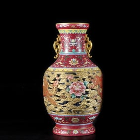 A piece of enamel color auspicious phoenix comes to the ceremony to turn the heart bottle