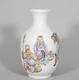 A Qing Qianlong pastel water margin character story bottle