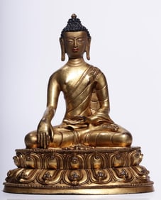 A seated statue of Shakyamuni Buddha in copper gilt in the Qing Dynasty