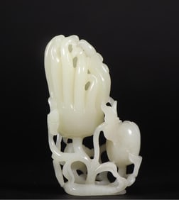A Hetian jade Buddha hand ornament of the Qing Dynasty