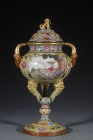A character story of a Qing Qianlong enamel yellow floor window three-legged aroma diffuser