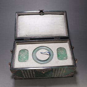 A set of clear jade bracelet cards with jasper box