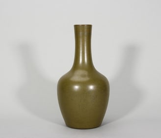 A Qing Qianlong factory official glazed paper hammer bottle