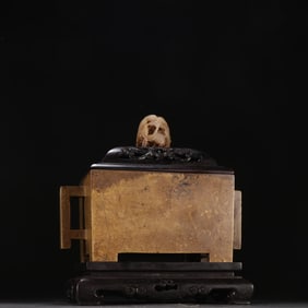 A copper-tired manger aroma burner