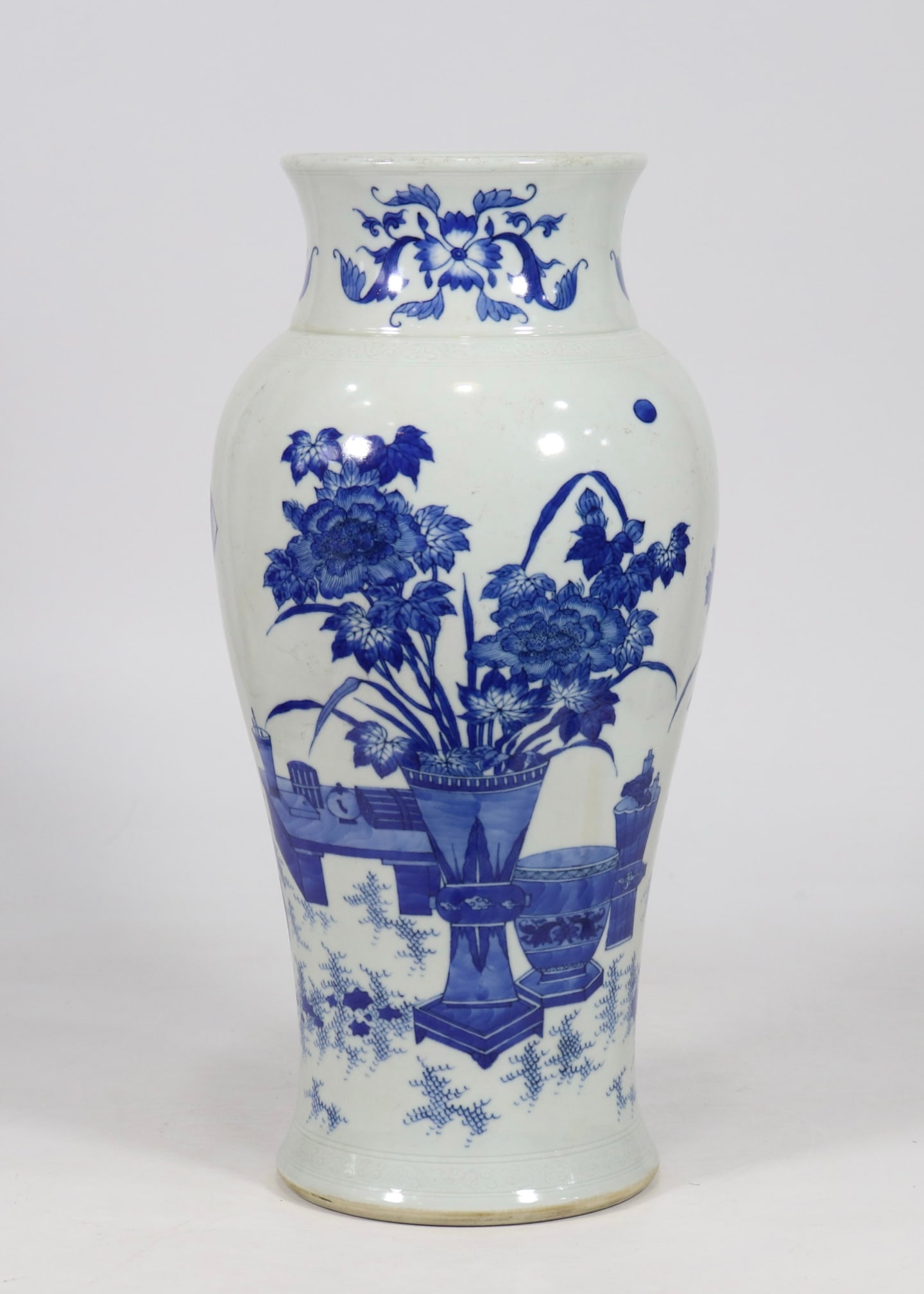 A Chongzhen blue and white Bogu Tu tube bottle: Chongzhen blue and white Bogu picture tube vase SIZE: H: 37.5cm Belly W: 17cm (The Dimensions Of All Batches Are Manually Measured.If You Need More Detailed Information, Please Contact Our Customer Se