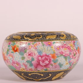 A piece of Qing Qianlong pastel carved with gold and washed with kaleidoscope