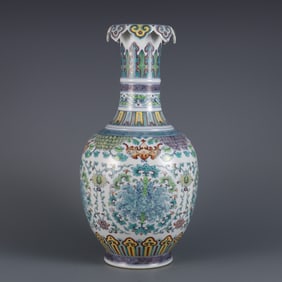 A flower mouth bottle made in the Qianlong period of the Qing Dynasty