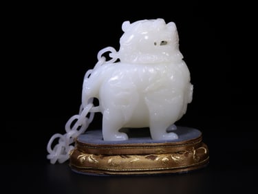 A Qing Dynasty Hetian jade auspicious lion chain smoker