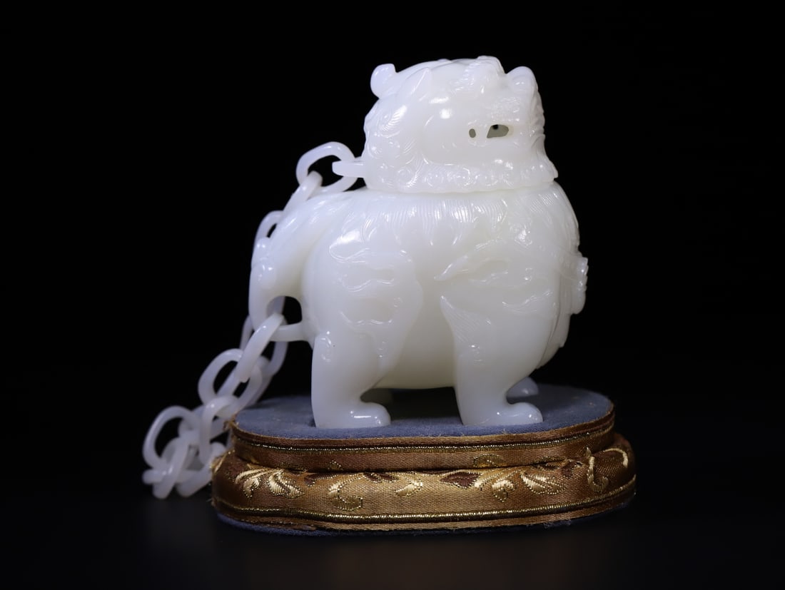 A Qing Dynasty Hetian jade auspicious lion chain smoker