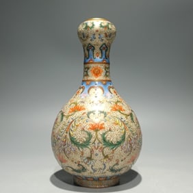 A Qing Qianlong model enamel gold-painted phoenix tail grass passionflower pattern garlic bottle
