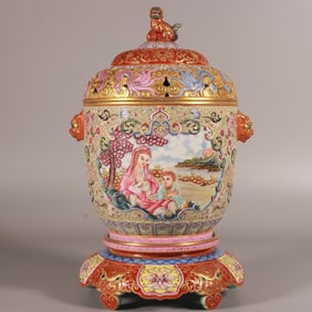 A piece of Qing Qianlong enamel painted with gold ancient moon pavilion window Western figure