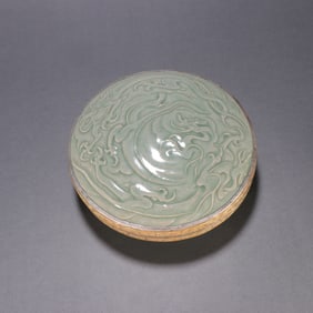 A piece of Song Dynasty Yue kiln seawater dragon pattern lid box