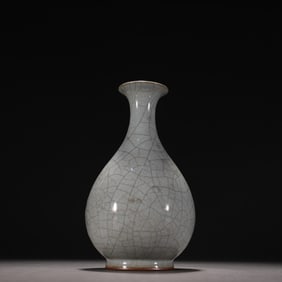 A Qing Dynasty Ge kiln jade pot spring vase