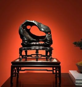 A Taihu Lake stone Tibetan cave in the Qing Dynasty