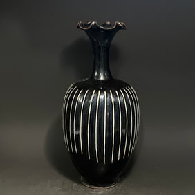 A piece of Song Yaozhou kiln black glaze line flower mouth bottle