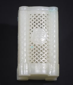 A jade smoke box of the Qing Dynasty is an elegant piece of study