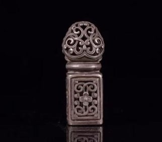 A Tibetan sterling silver entwined seal