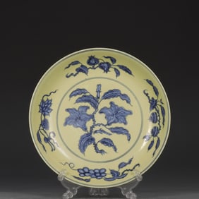 A Ming Chenghua yellow ground blue and white entwined flower and fruit pattern plate