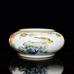 A piece of the Yongzheng year system of the Qing Dynasty, the yellow bird is behind, and the lychee