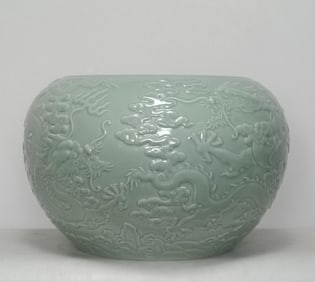 A piece of Qing Qianlong model bean celadon carving Longyun Shoushan Fuhai pen washing tank