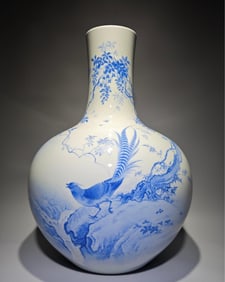 A Qianlong era of the Qing Dynasty emerald blue flower and bird poetry Tianqiu vase