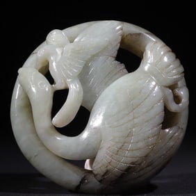 A white jade Haidong Qingpei from the Qing Dynasty is a heavy weapon with a hunting theme