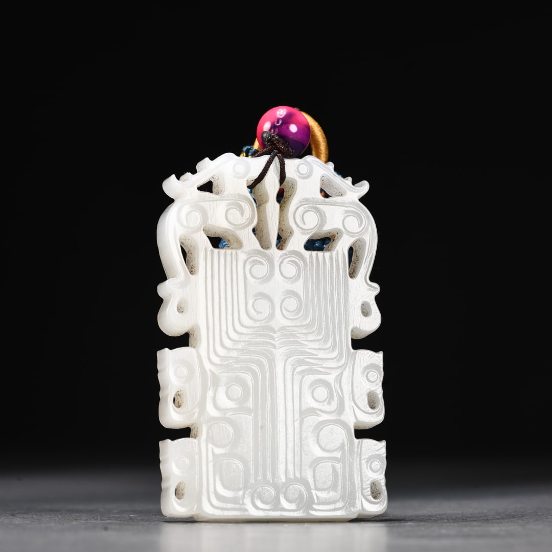 A Hetian Yulu road pass: Hetian Yulu Road Pass SIZE: H:6.8cm W:4.1cm W:50g (The Dimensions Of All Batches Are Manually Measured.If You Need More Detailed Information, Please Contact Our Customer Service Before Bidding.)