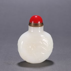 A Qing Dynasty Hetian jade lion play ball snuff bottle
