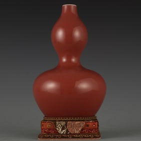 A Qing Dynasty Qianlong pig liver red gourd bottle