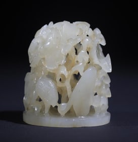 A white jade double egret from the Qing Dynasty plays with the top of the stove