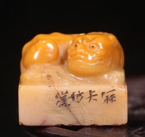 A yellow seal of the Qing Dynasty Lao Shou Mountain auspicious beast Niu Tian