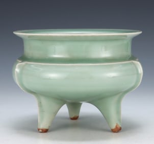 A piece of Song Longquan kiln powder celadon glazed furnace