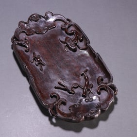 A complete plate of agarwood Fushou