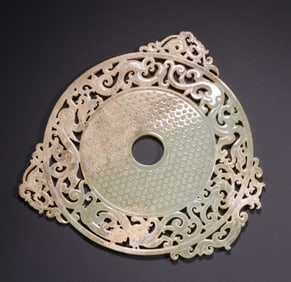 A Han Dynasty Hetian jade dragon pattern