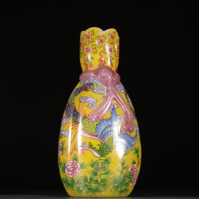 A Qing Dynasty glazed painting enamel phoenix pattern baggage bottle
