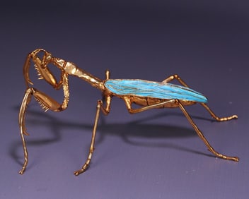 A Qing Dynasty copper-gilt emerald bionic mantis ornament