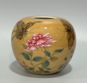 A piece of Qing Yongzheng pastel beige glaze butterfly love flower poetry apple zun