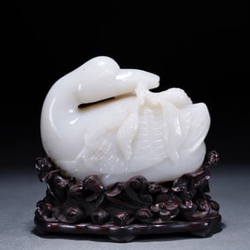 A Hetian jade goose ornament from the Qing Dynasty