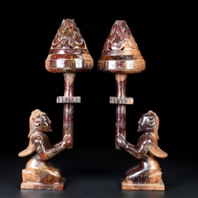 A pair of jade kneeling people in the Han Dynasty
