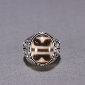 A Tibetan silver inlaid tiger tooth bead bracelet